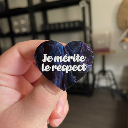 [CONTRÔLE TECHNIQUE] Broche "Je mérite le respect" en acrylique marbrée noire, bleue et violette