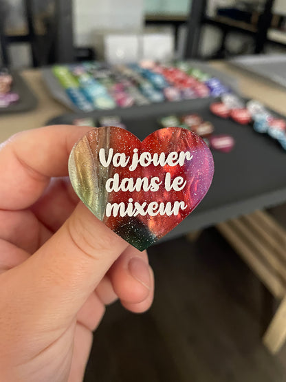 Broche "Va jouer dans le mixeur" en acrylique marbrée verte, rouge, marron et blanche
