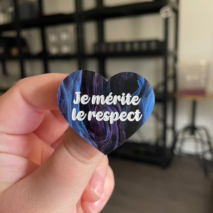 [CONTRÔLE TECHNIQUE] Broche "Je mérite le respect" en acrylique marbrée noire, bleue et violette