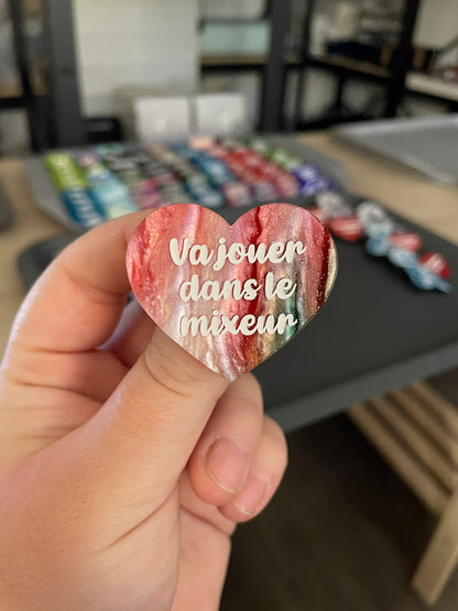 Broche "Va jouer dans le mixeur" en acrylique marbrée verte, rouge, marron et blanche