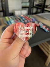 Charger l&#39;image dans la galerie, Broche &quot;Va jouer dans le mixeur&quot; en acrylique marbrée verte, rouge, marron et blanche
