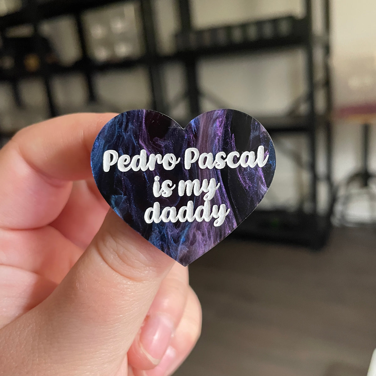 [CONTRÔLE TECHNIQUE] Broche "Pedro Pascal is my daddy" en acrylique marbrée bleue, noire et violette