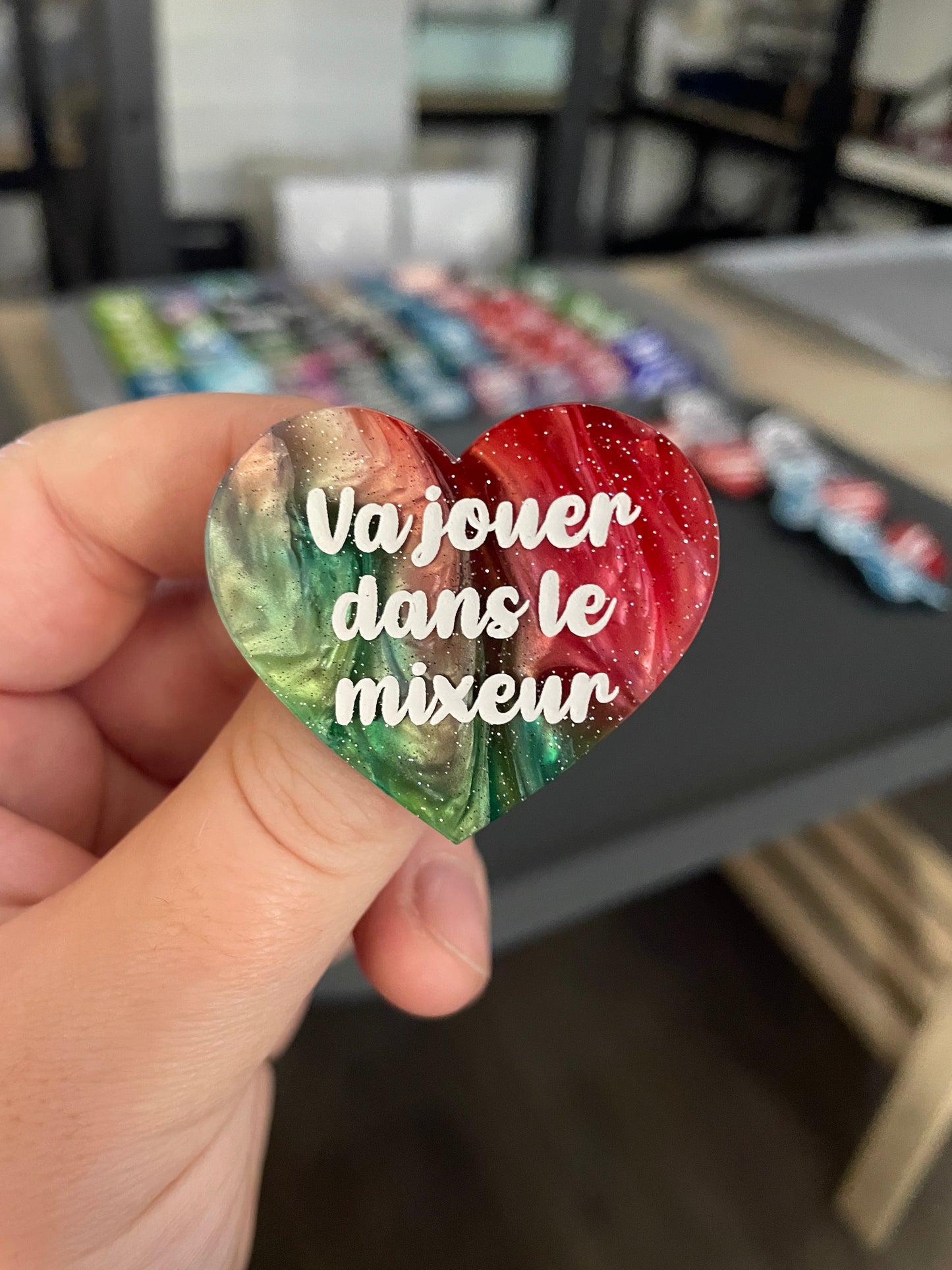 Broche "Va jouer dans le mixeur" en acrylique marbrée verte, rouge, marron et blanche