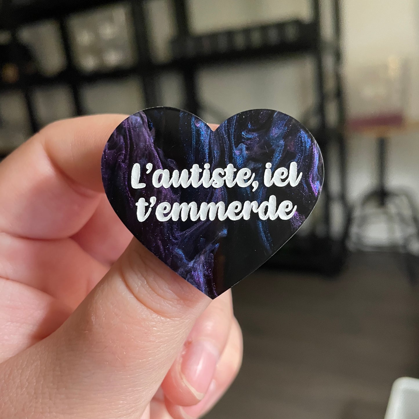 [CONTRÔLE TECHNIQUE] Broche "L'autiste iel t'emmerde" en acrylique marbrée bleue, noire et violette