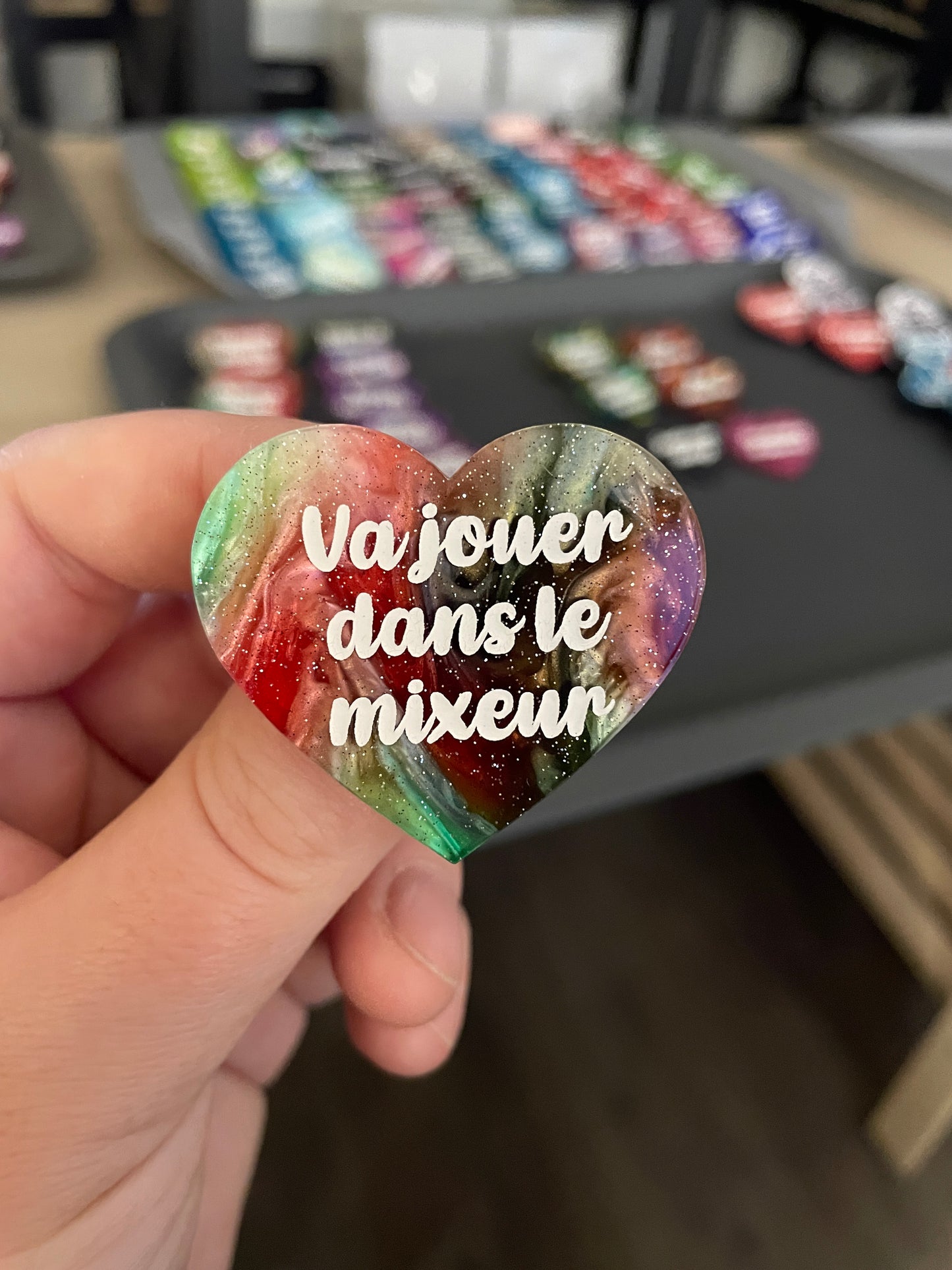Broche "Va jouer dans le mixeur" en acrylique marbrée verte, rouge, marron et blanche