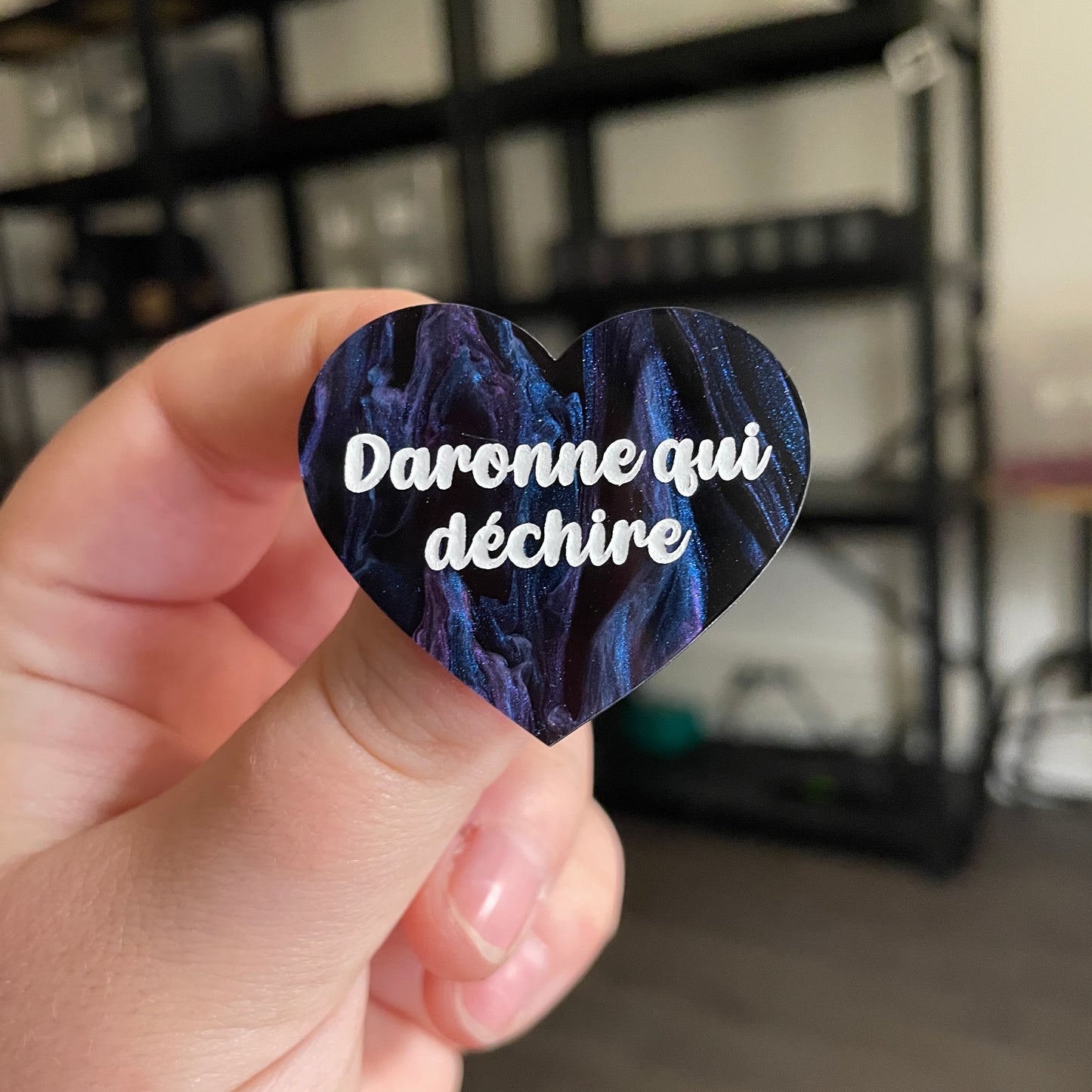 [CONTRÔLE TECHNIQUE] Broche "Daronne qui déchire" en acrylique marbrée bleue, noire et violette