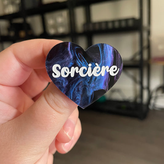 [CONTRÔLE TECHNIQUE] Broche "Sorcière" en acrylique marbrée bleue, noire et violette