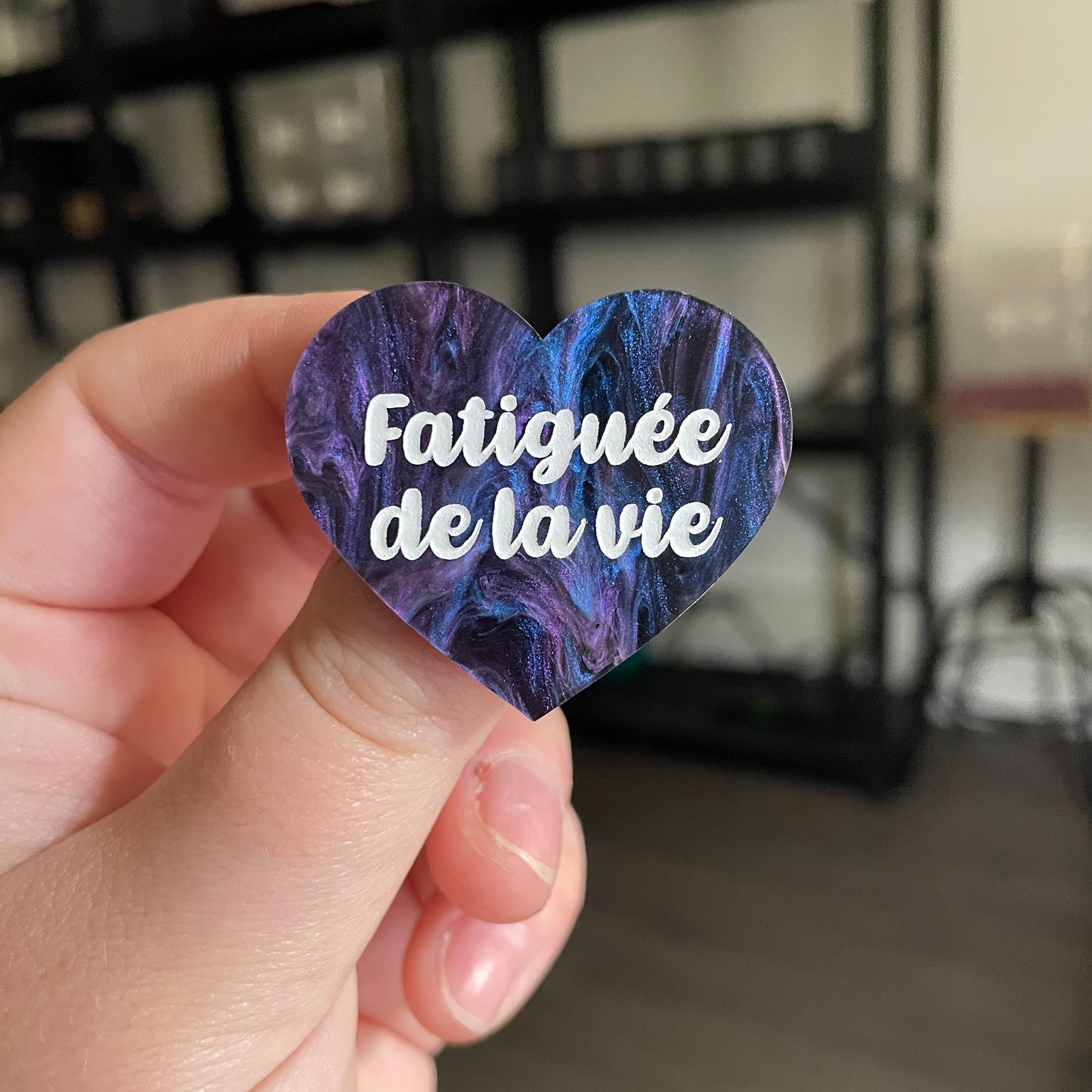 [CONTRÔLE TECHNIQUE] Broche "Fatiguée de la vie" en acrylique marbrée bleue, noire et violette