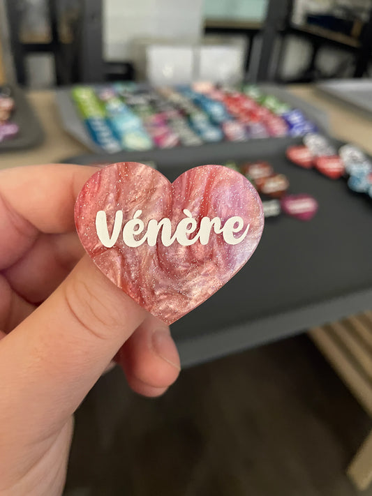 Broche "Vénère" en acrylique marbrée rouge, blanche et marron