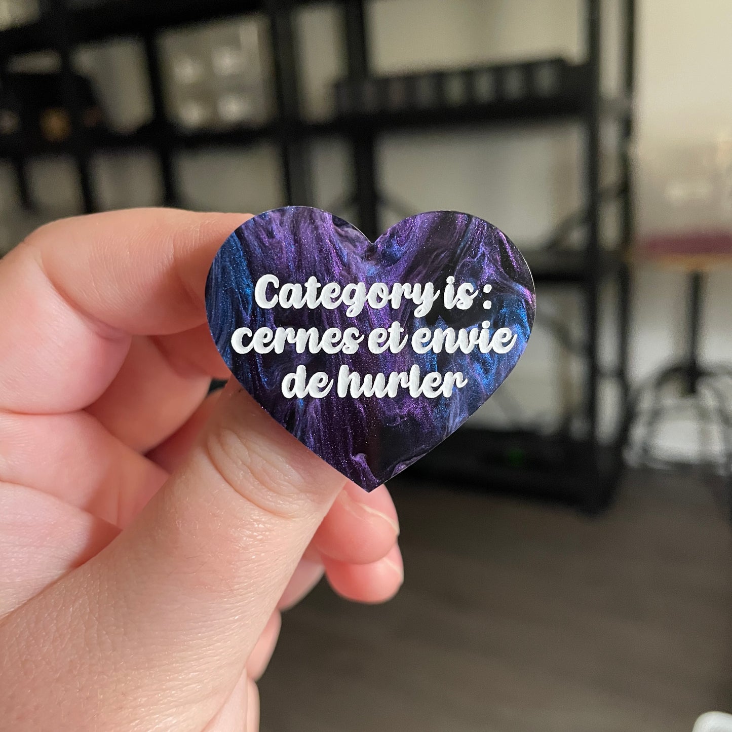 [CONTRÔLE TECHNIQUE] Broche "Category is : cernes et envie de hurler" en acrylique marbrée bleue, noire et violette