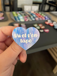 Broche "Vu et s'en tape" en acrylique marbrée bleue, blanche et violette