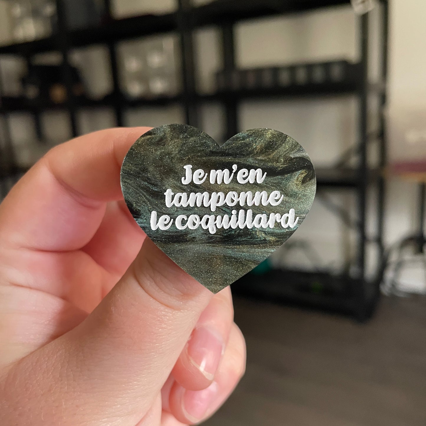 [CONTRÔLE TECHNIQUE] Broche "Je m'en tamponne le coquillard" en acrylique marbrée noire, verte et dorée