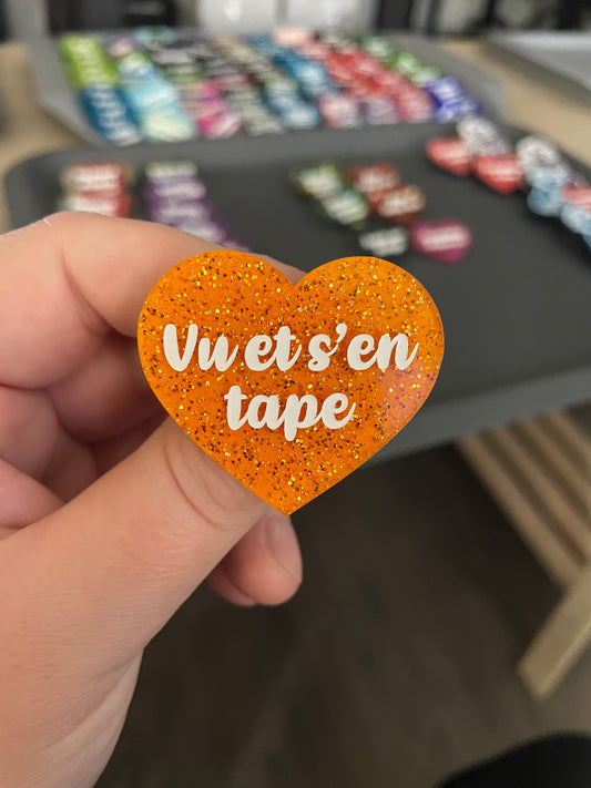 Broche "Vu et s'en tape" en acrylique orange à paillettes