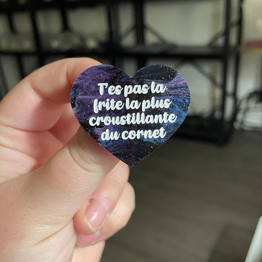 [CONTRÔLE TECHNIQUE] Broche "T'es pas la frite la plus croustillante du cornet" en acrylique marbrée bleue, noire et violette à paillettes
