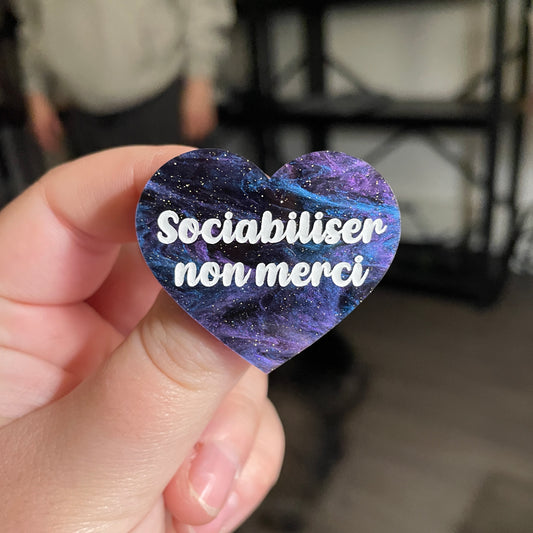 [CONTRÔLE TECHNIQUE] Broche "Sociabiliser non merci" en acrylique marbrée bleue, noire et violette à paillettes