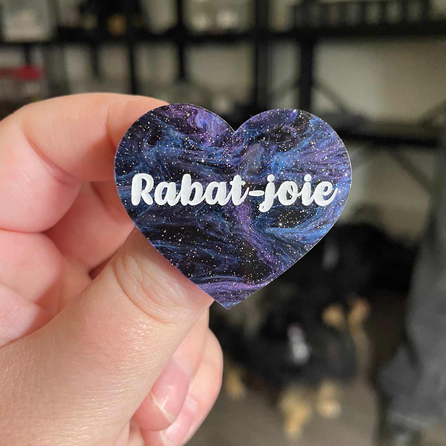 [CONTRÔLE TECHNIQUE] Broche "Rabat-joie" en acrylique marbrée bleue, noire et violette à paillettes