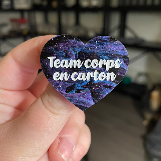 [CONTRÔLE TECHNIQUE] Broche "Team corps en carton" en acrylique marbrée bleue, noire et violette à paillettes