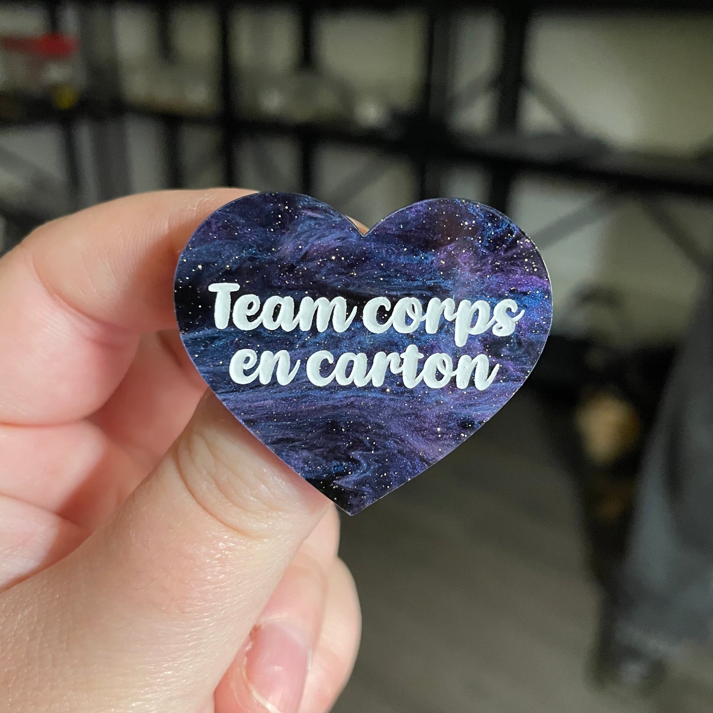 [CONTRÔLE TECHNIQUE] Broche "Team corps en carton" en acrylique marbrée bleue, noire et violette à paillettes