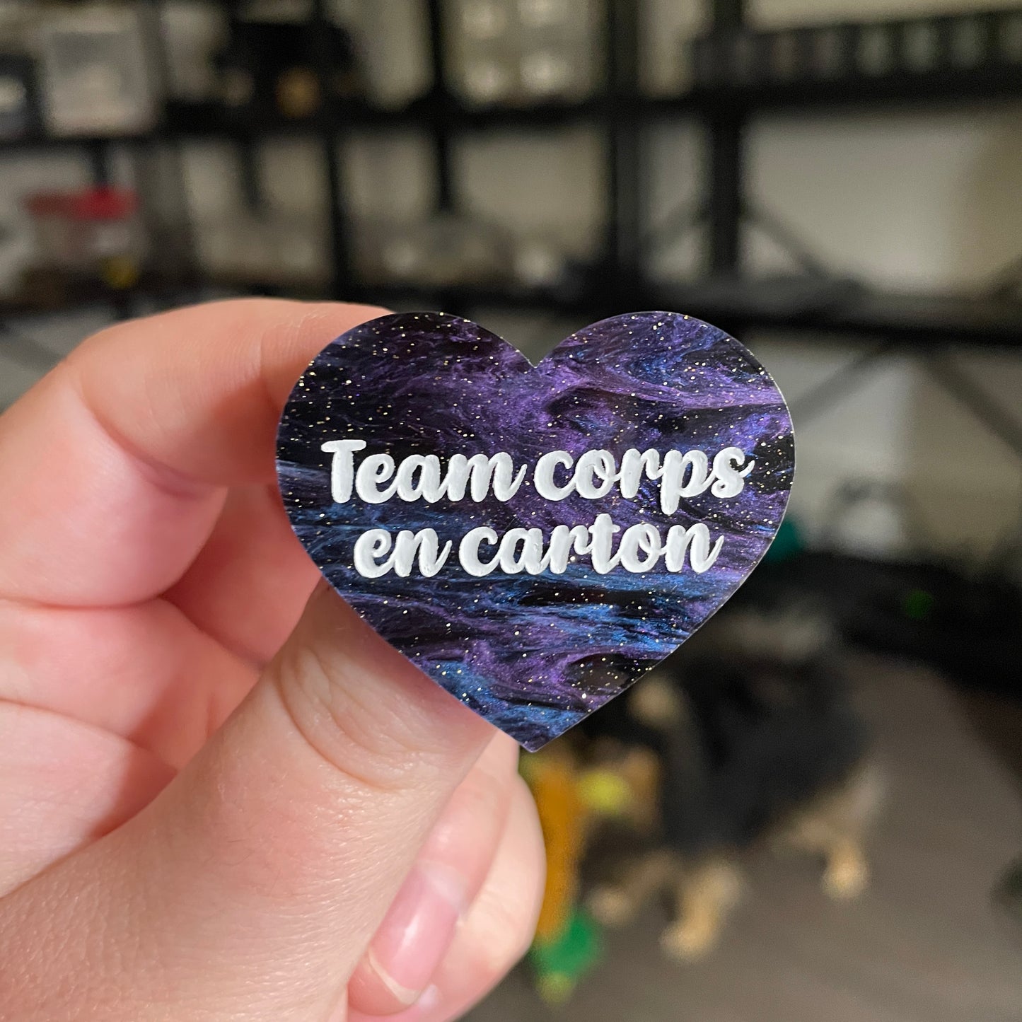 [CONTRÔLE TECHNIQUE] Broche "Team corps en carton" en acrylique marbrée bleue, noire et violette à paillettes