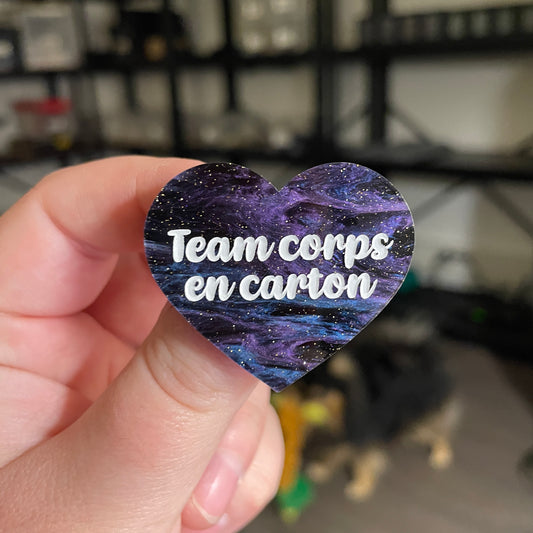 [CONTRÔLE TECHNIQUE] Broche "Team corps en carton" en acrylique marbrée bleue, noire et violette à paillettes