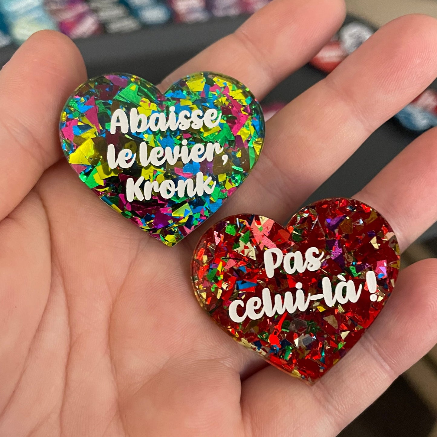 Duo de broches "Abaisse le levier, Kronk" + "Pas celui-là !" en acryliques verte/multicolore et rouge/multicolore