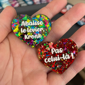 Duo de broches "Abaisse le levier, Kronk" + "Pas celui-là !" en acryliques verte/multicolore et rouge/multicolore