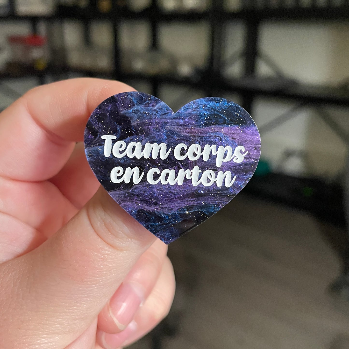 [CONTRÔLE TECHNIQUE] Broche "Team corps en carton" en acrylique marbrée bleue, noire et violette à paillettes
