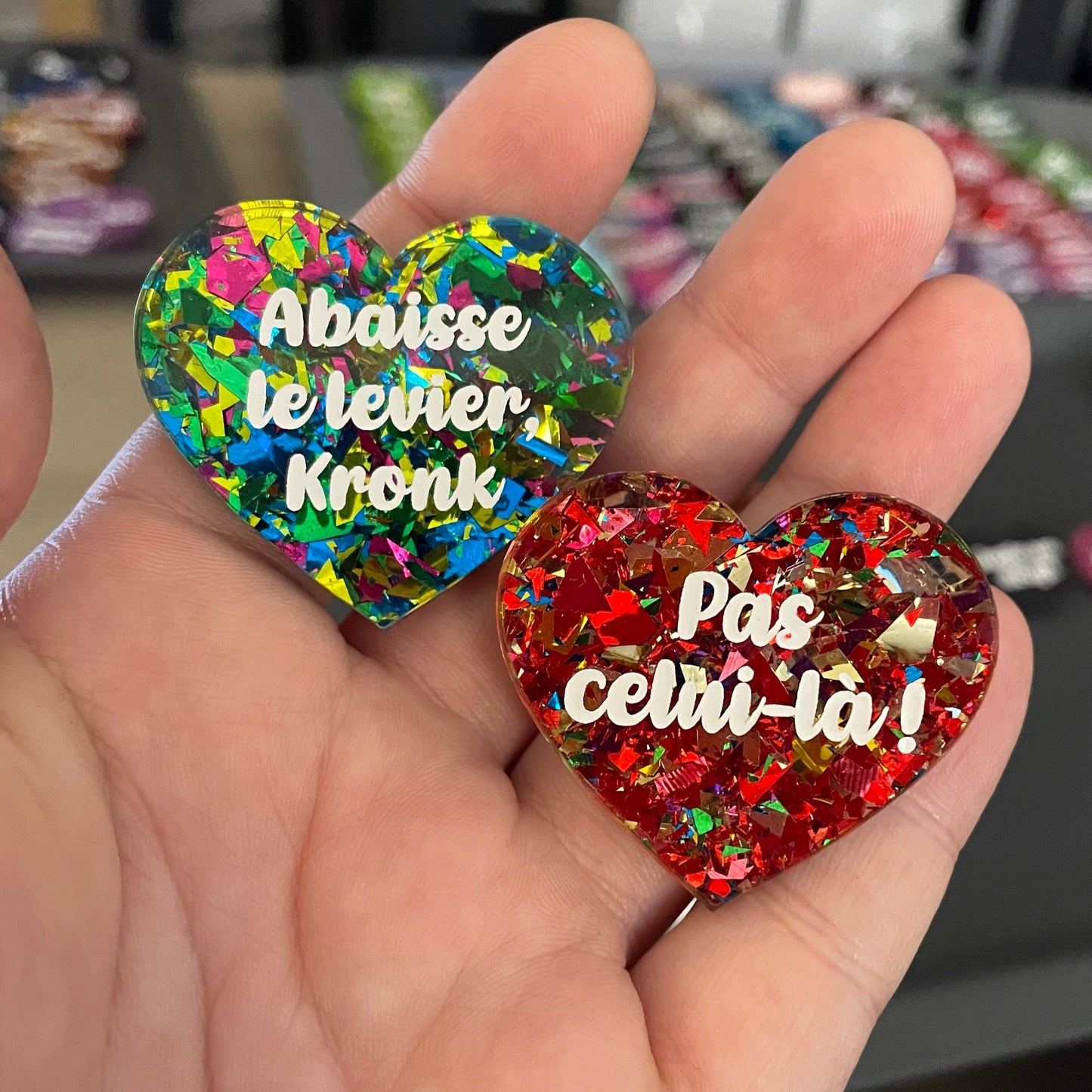 Duo de broches "Abaisse le levier, Kronk" + "Pas celui-là !" en acryliques verte/multicolore et rouge/multicolore