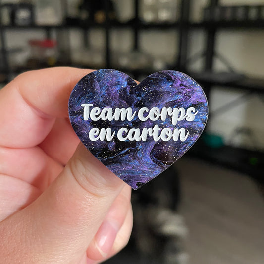 [CONTRÔLE TECHNIQUE] Broche "Team corps en carton" en acrylique marbrée bleue, noire et violette à paillettes