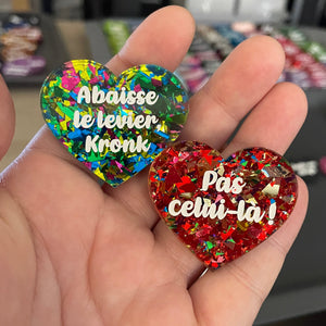 Duo de broches "Abaisse le levier, Kronk" + "Pas celui-là !" en acryliques verte/multicolore et rouge/multicolore