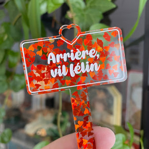 Pic à plante "Arrière, vil félin" en acrylique transparente avec des confettis coeurs oranges