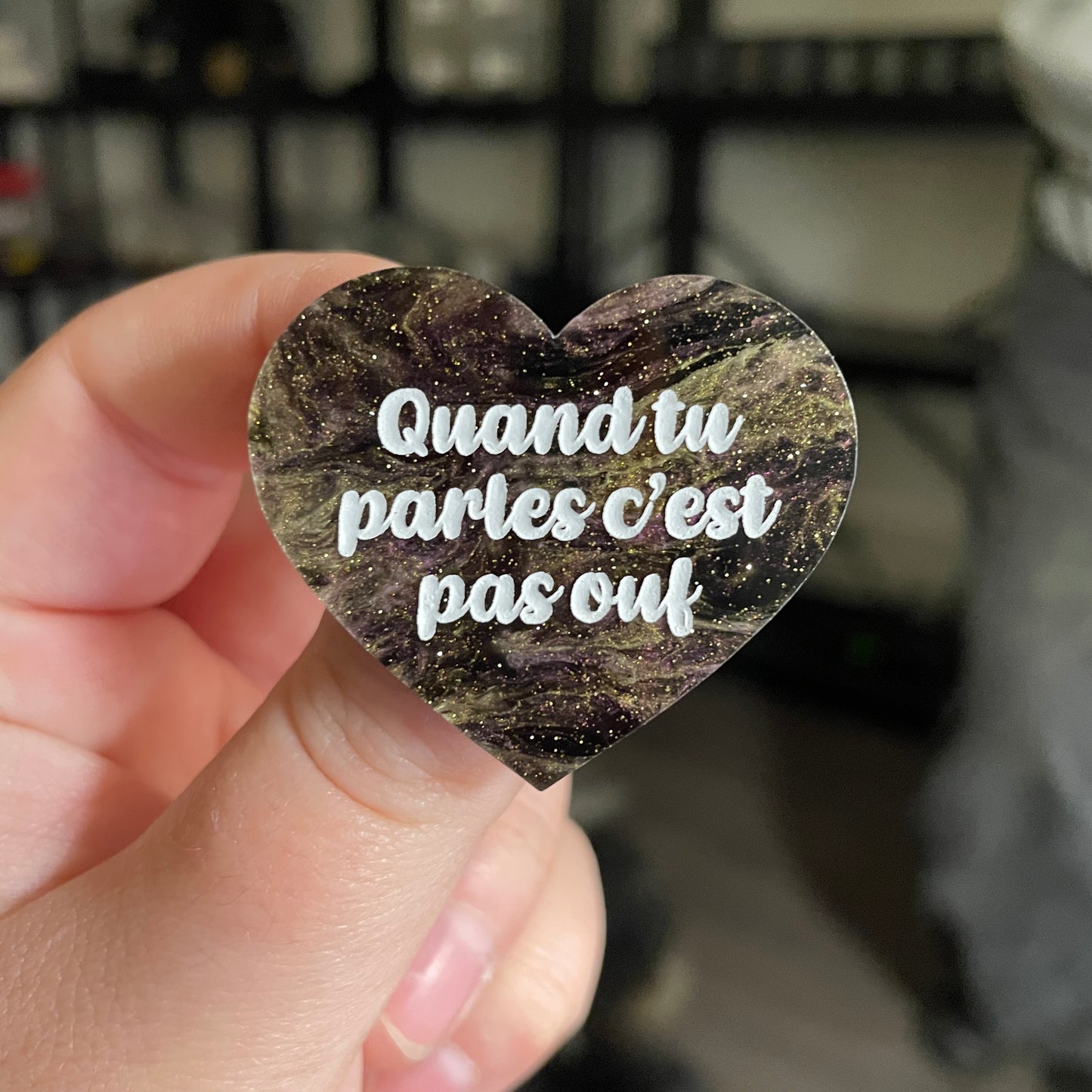 [CONTRÔLE TECHNIQUE] Broche "Quand tu parles c'est pas ouf" en acrylique marbrée noire, violette et dorée à paillettes