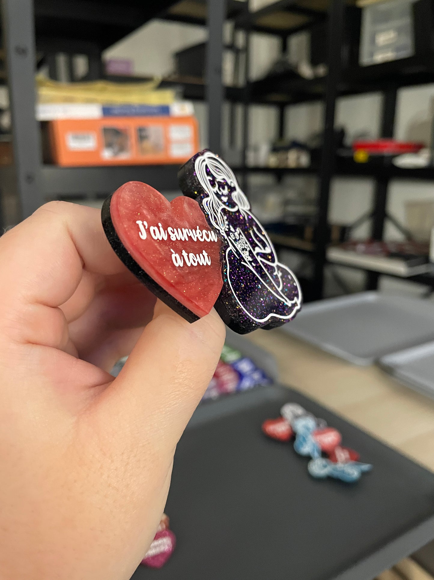 [COLLAB AVEC BIG BOOBS AND LITTLE TOES] Broche petite personne violette