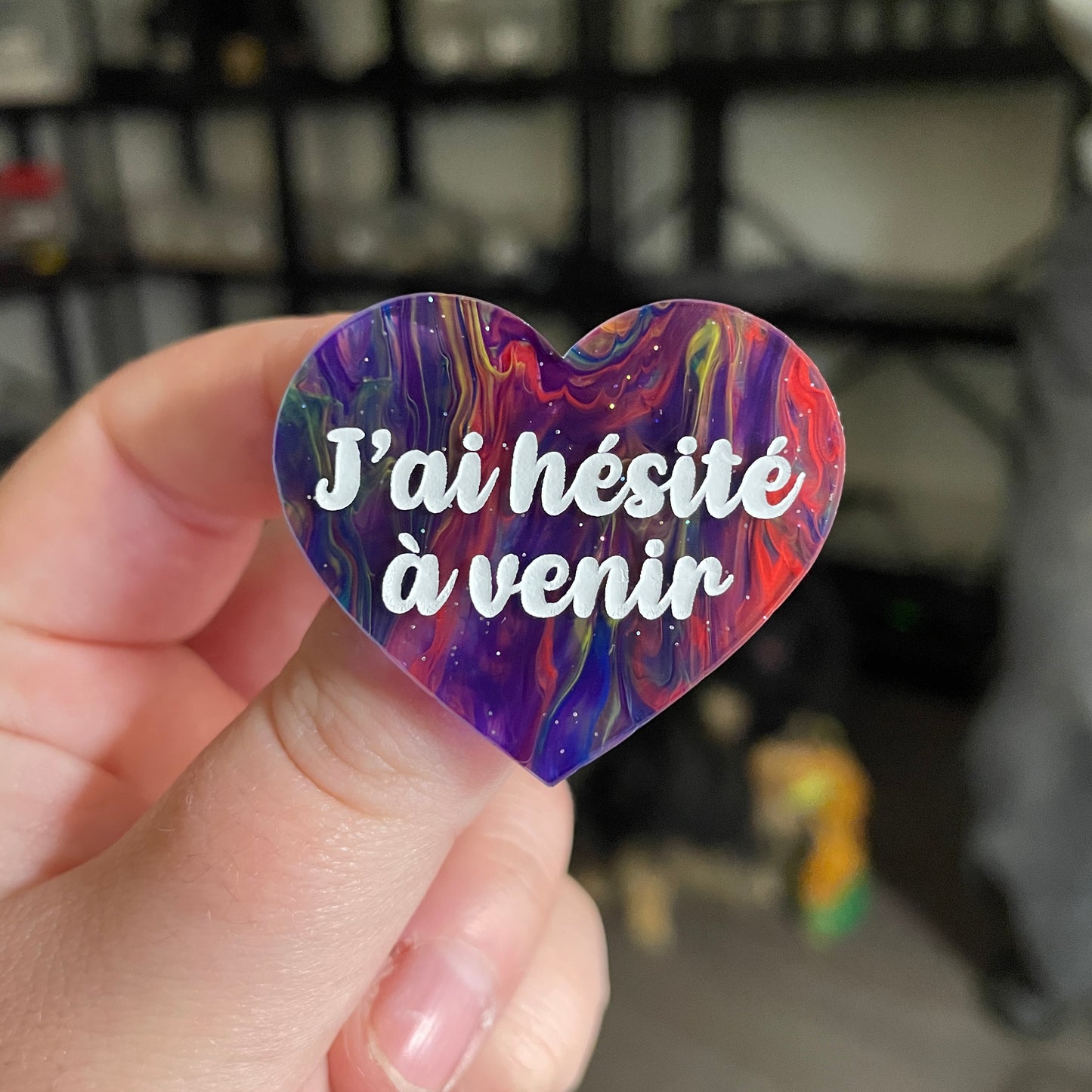[CONTRÔLE TECHNIQUE] Broche "J'ai hésité à venir" en acrylique semi transparente marbrée multicolore