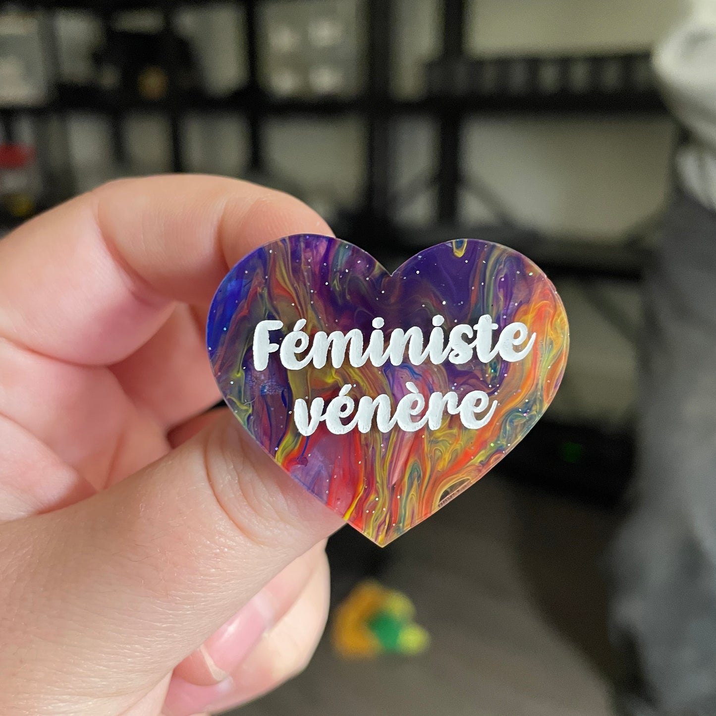 [CONTRÔLE TECHNIQUE] Broche "Féministe vénère" en acrylique semi transparente marbrée multicolore