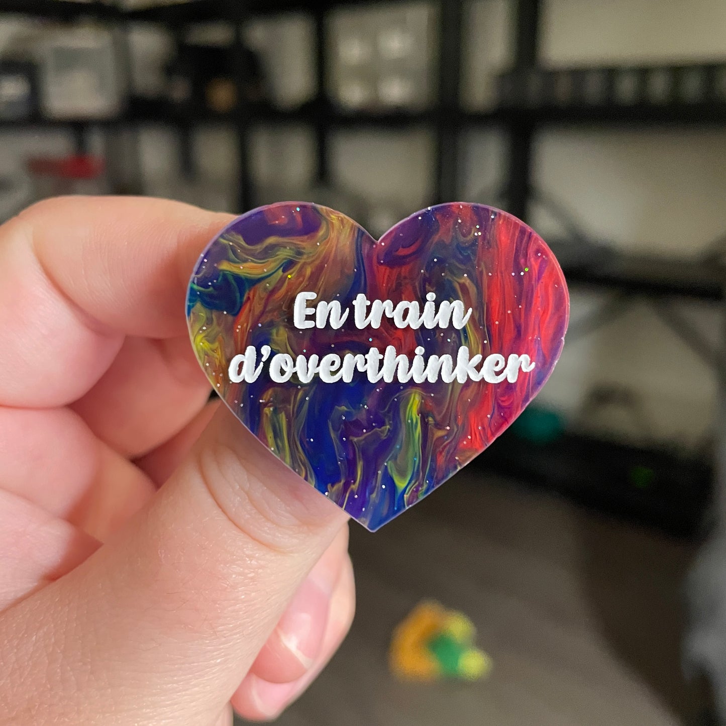 [CONTRÔLE TECHNIQUE] Broche "En train d'overthinker" en acrylique semi transparente marbrée multicolore