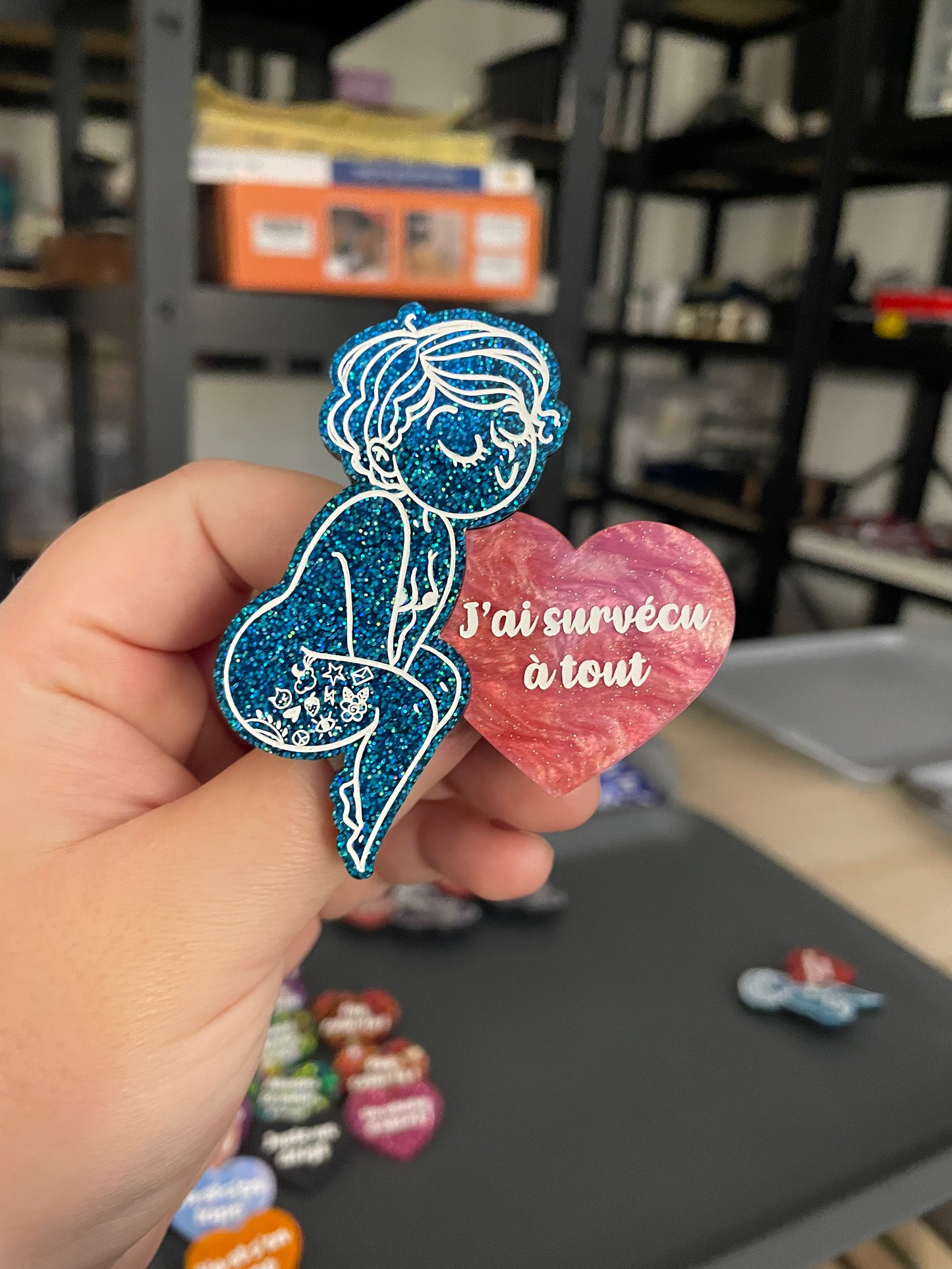 [COLLAB AVEC BIG BOOBS AND LITTLE TOES] Broche petite personne bleue