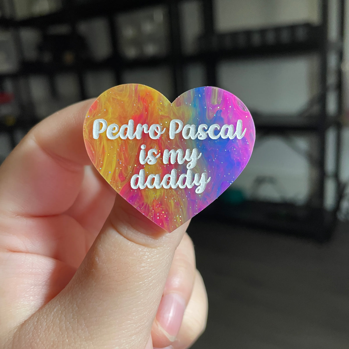 [CONTRÔLE TECHNIQUE] Broche "Pedro Pascal is my daddy" en acrylique semi transparente marbrée multicolore