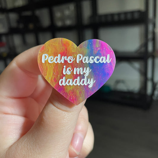 [CONTRÔLE TECHNIQUE] Broche "Pedro Pascal is my daddy" en acrylique semi transparente marbrée multicolore
