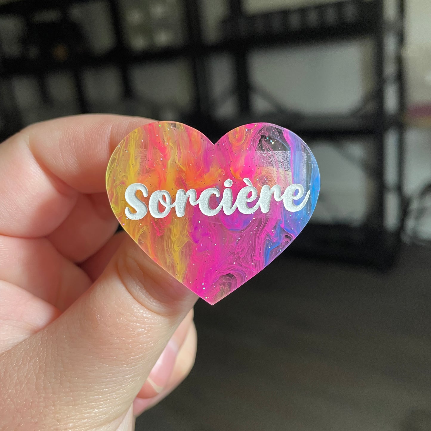 [CONTRÔLE TECHNIQUE] Broche "Sorcière" en acrylique semi transparente marbrée multicolore