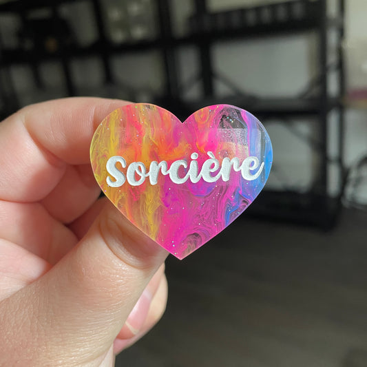 [CONTRÔLE TECHNIQUE] Broche "Sorcière" en acrylique semi transparente marbrée multicolore