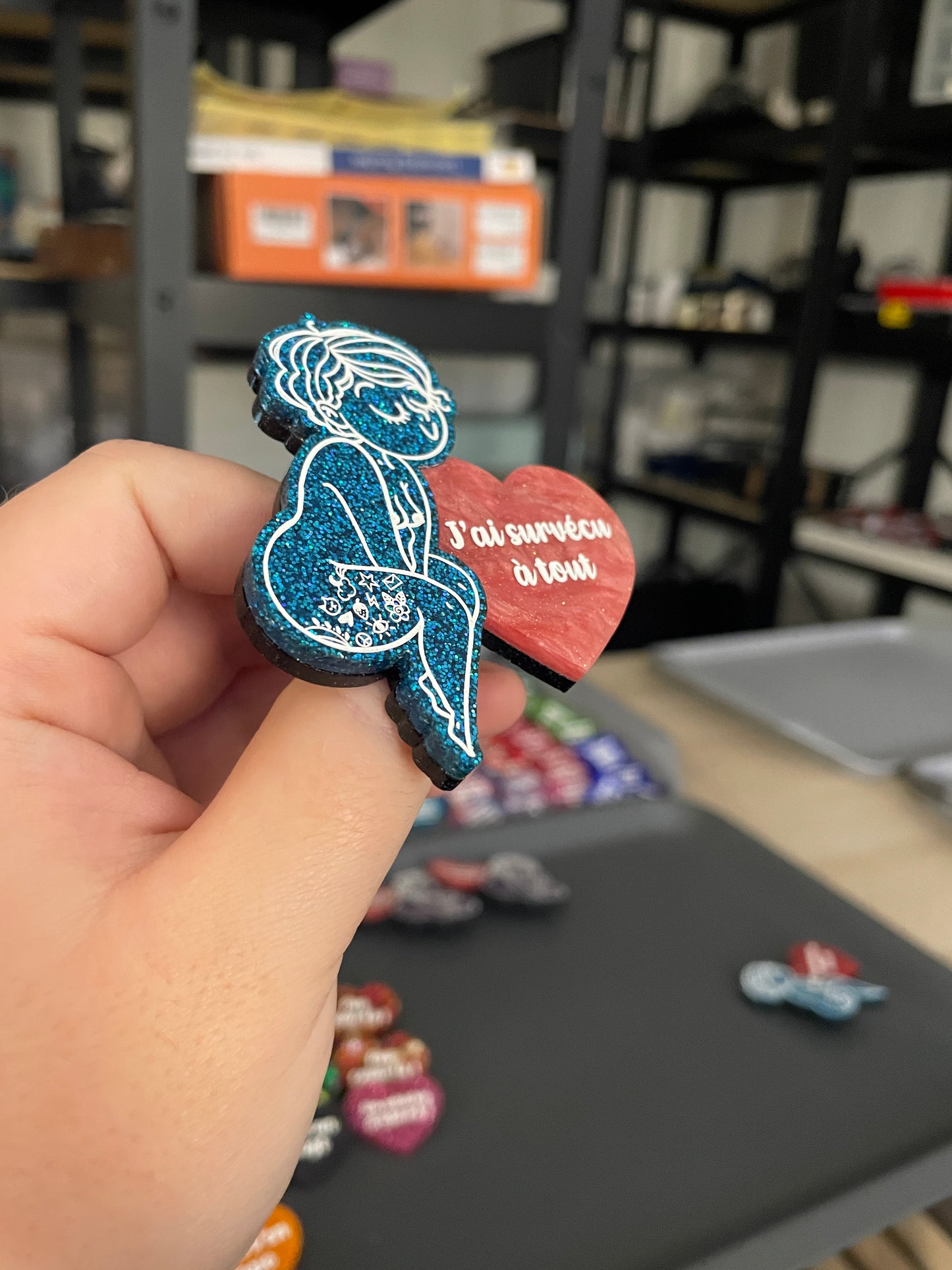 [COLLAB AVEC BIG BOOBS AND LITTLE TOES] Broche petite personne bleue