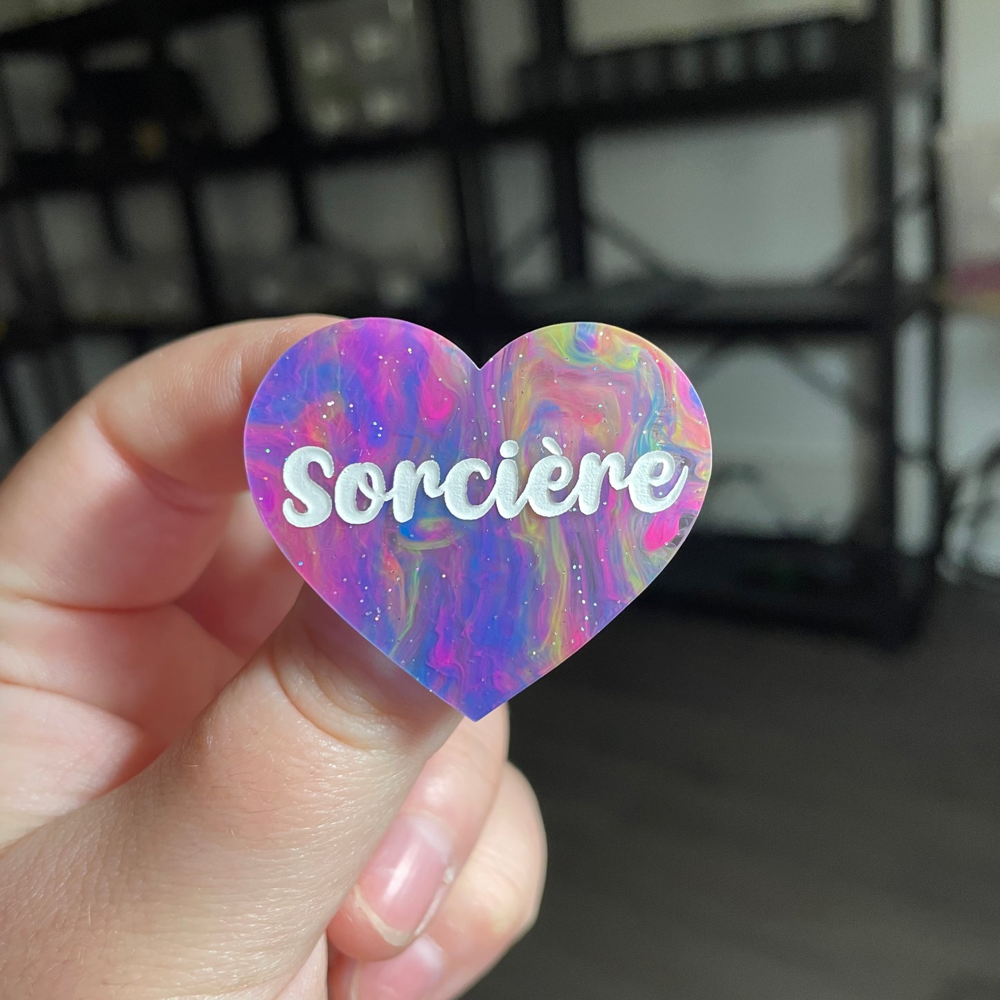 [CONTRÔLE TECHNIQUE] Broche "Sorcière" en acrylique semi transparente marbrée multicolore