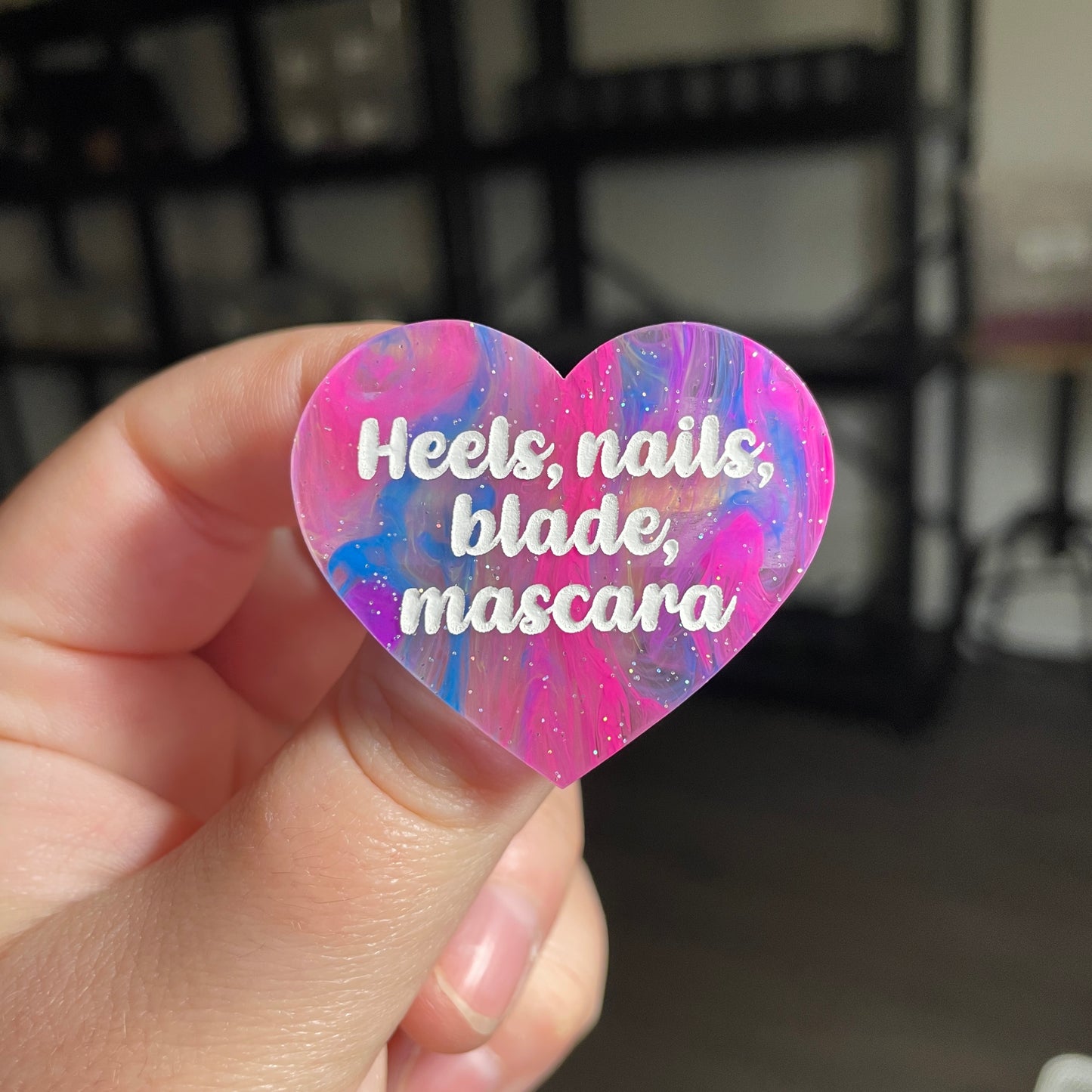 [CONTRÔLE TECHNIQUE] Broche "Heels, nails, blade, mascara" en acrylique semi transparente marbrée multicolore