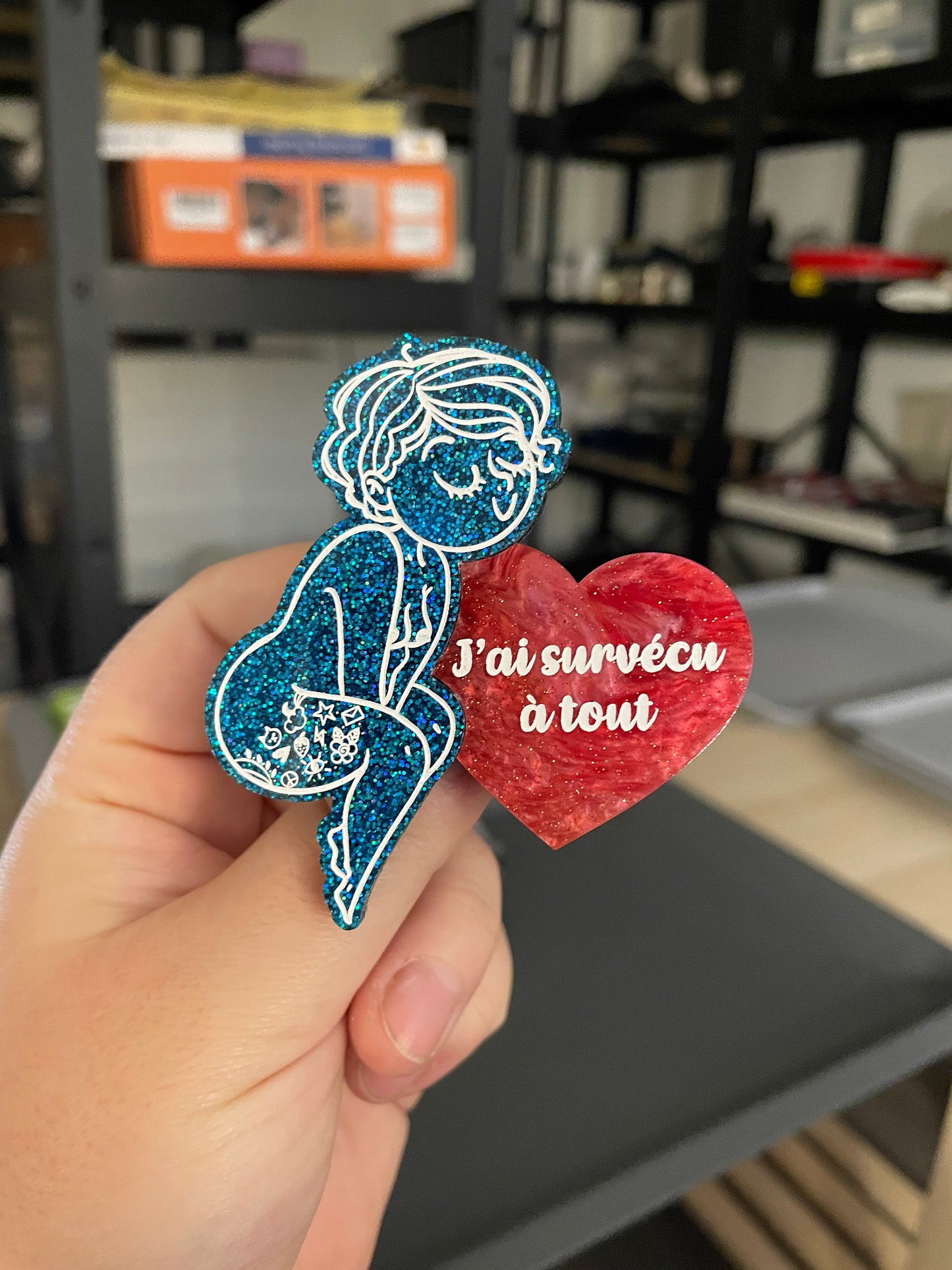[COLLAB AVEC BIG BOOBS AND LITTLE TOES] Broche petite personne bleue