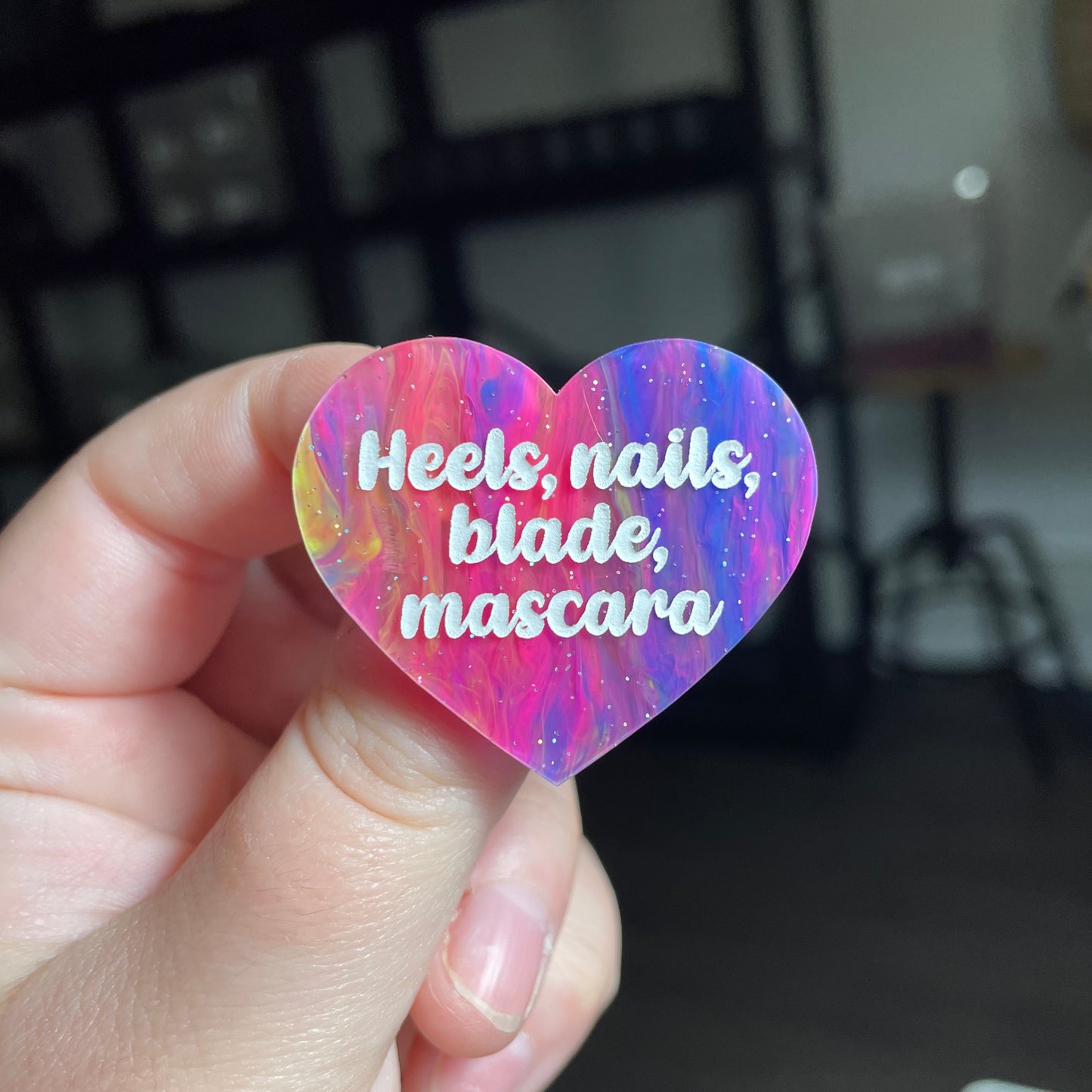 [CONTRÔLE TECHNIQUE] Broche "Heels, nails, blade, mascara" en acrylique semi transparente marbrée multicolore