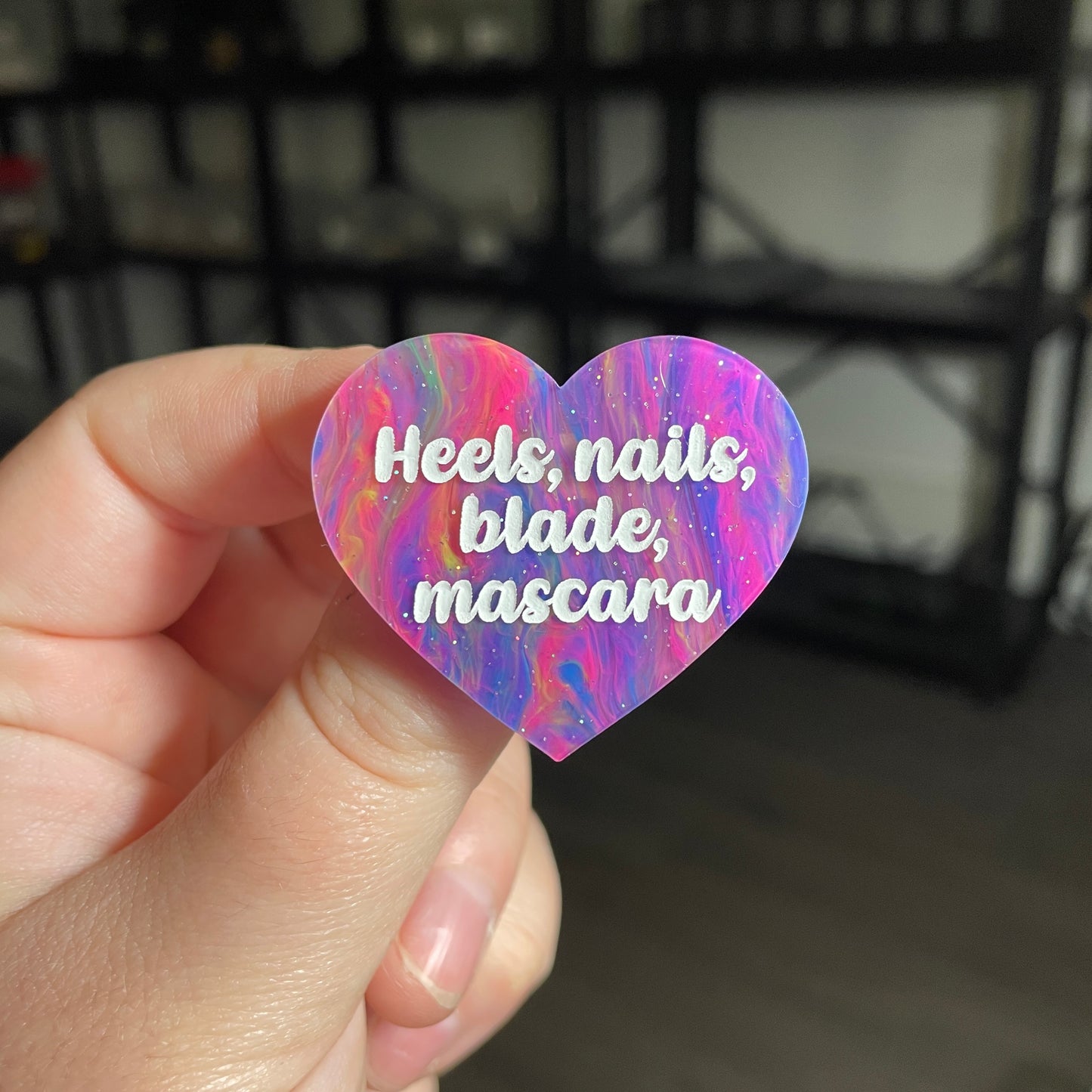 [CONTRÔLE TECHNIQUE] Broche "Heels, nails, blade, mascara" en acrylique semi transparente marbrée multicolore