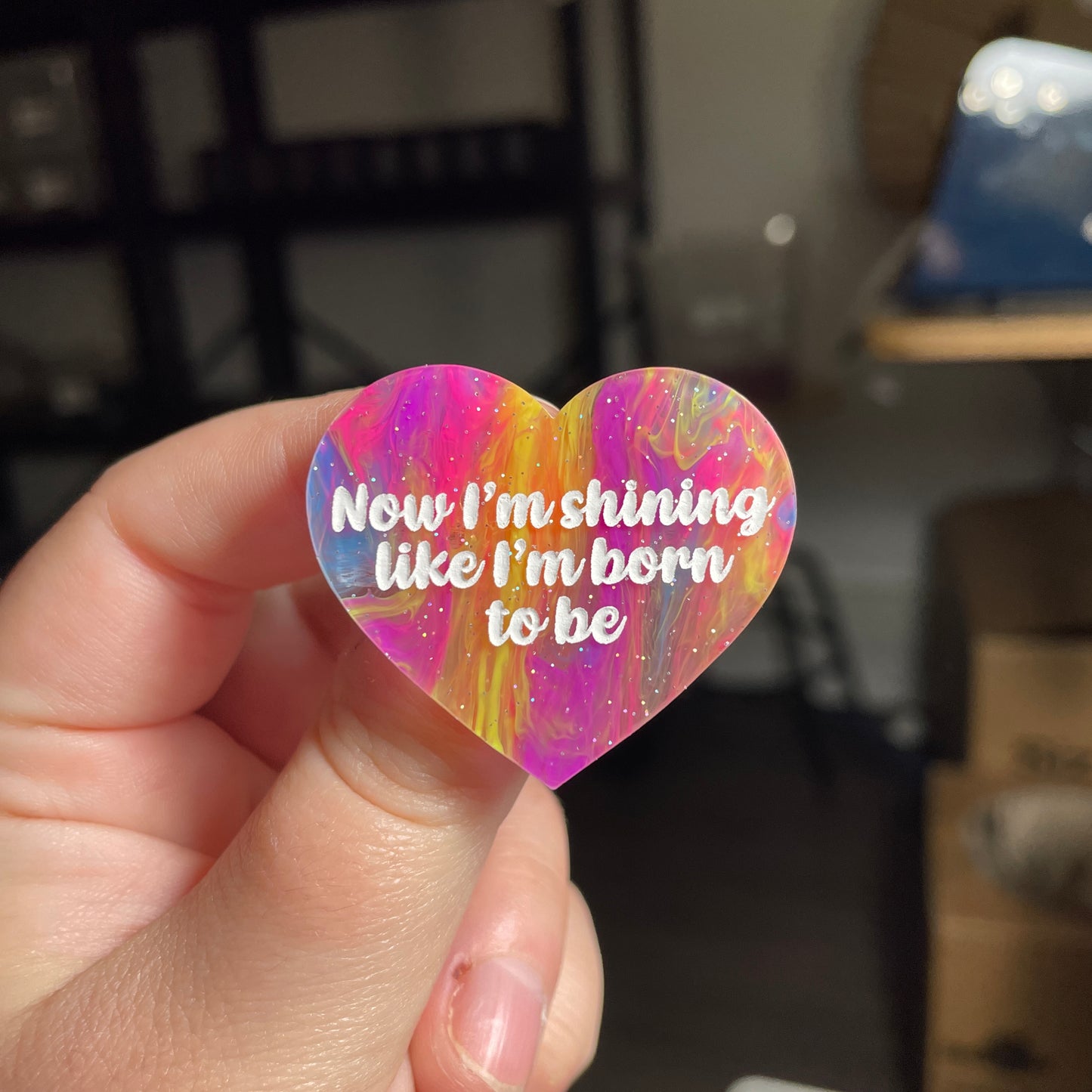 [CONTRÔLE TECHNIQUE] Broche "Now I'm shining like I'm born to be" en acrylique semi transparente marbrée multicolore
