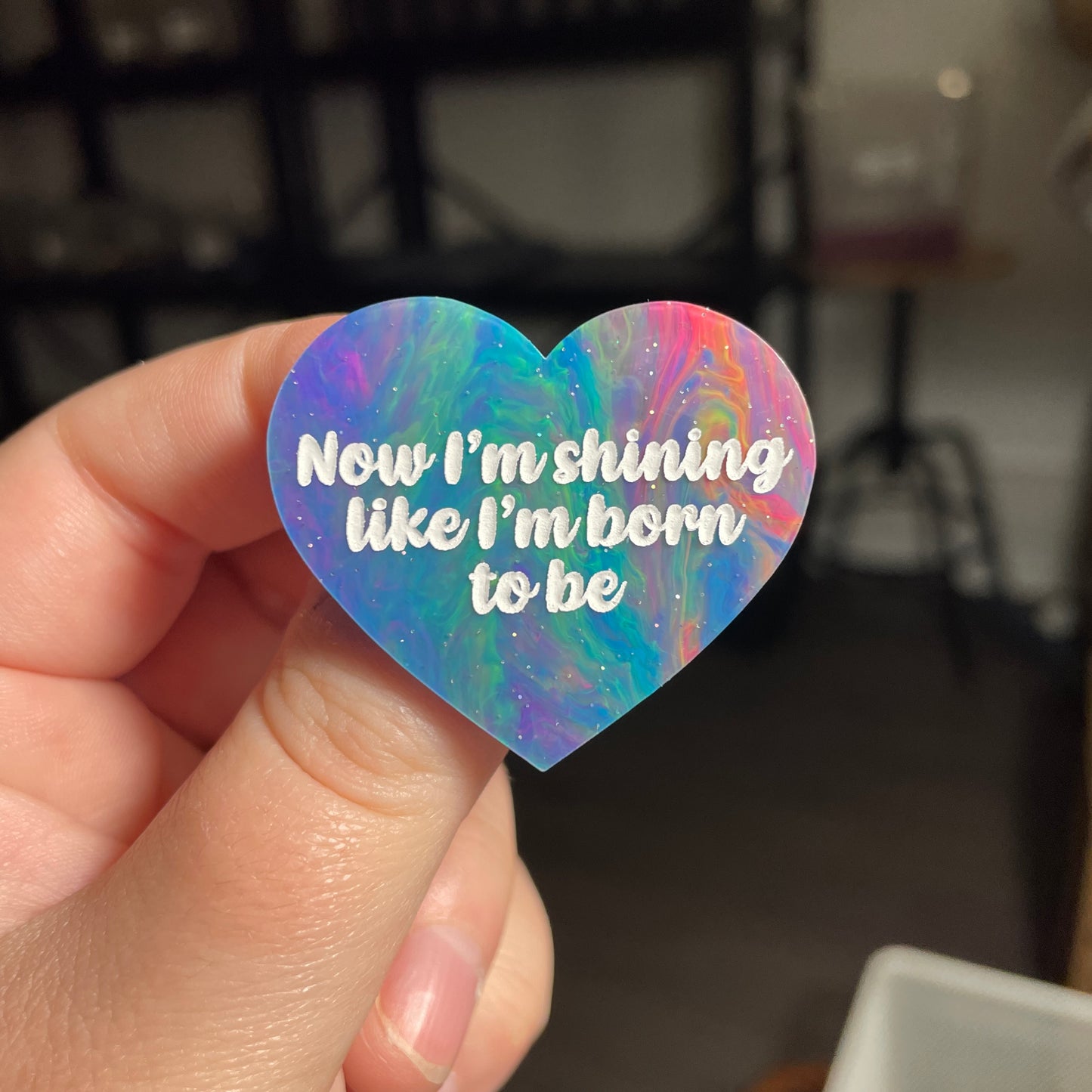 [CONTRÔLE TECHNIQUE] Broche "Now I'm shining like I'm born to be" en acrylique semi transparente marbrée multicolore