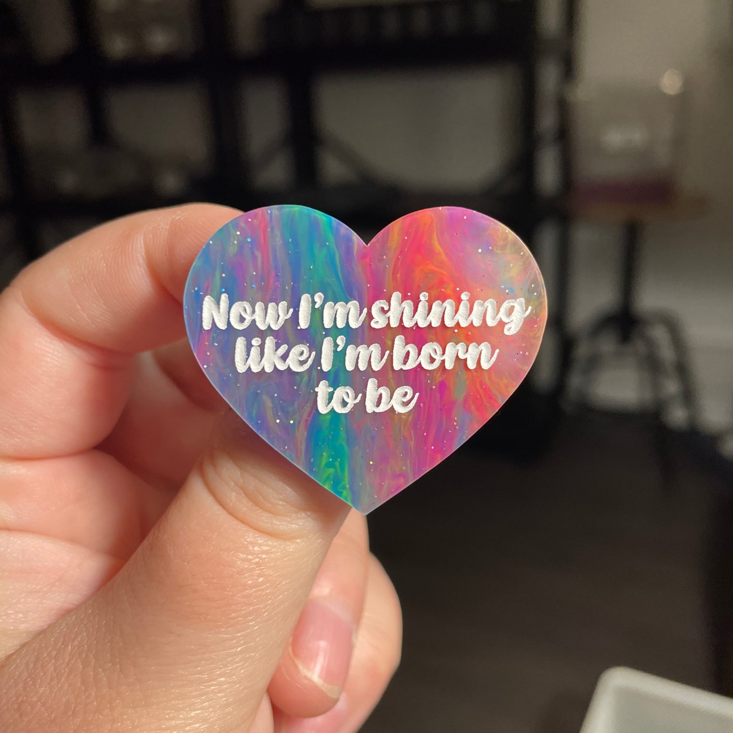 [CONTRÔLE TECHNIQUE] Broche "Now I'm shining like I'm born to be" en acrylique semi transparente marbrée multicolore